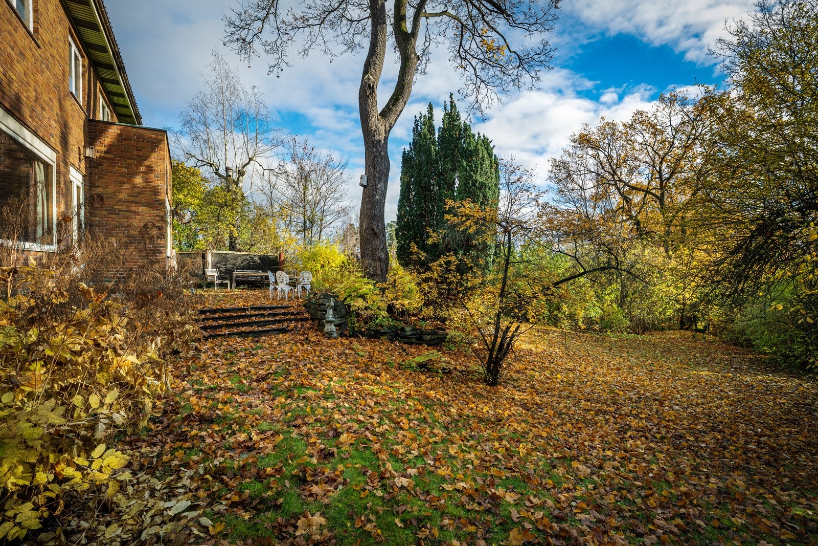 Hagen inkluderer en skiferlagt platting, perfekt for å nyte sommerens lange dager i en idylliske omgivelser.