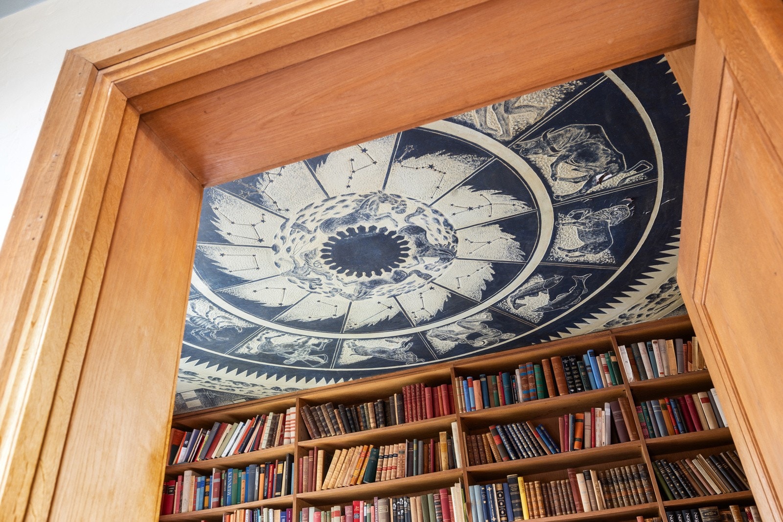 Videre inn fra stuen kommer du til et flott kontor med vakker kunst i taket.