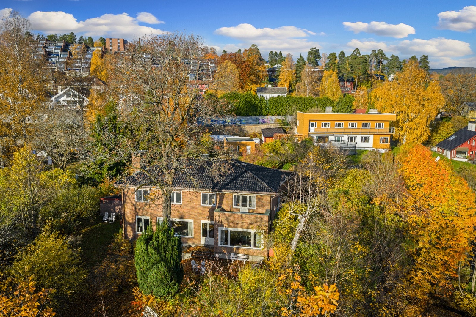 Perfekt beliggenhet med nærhet til byen samtidig som det er enkel tilgang til naturskjønne omgivelser.