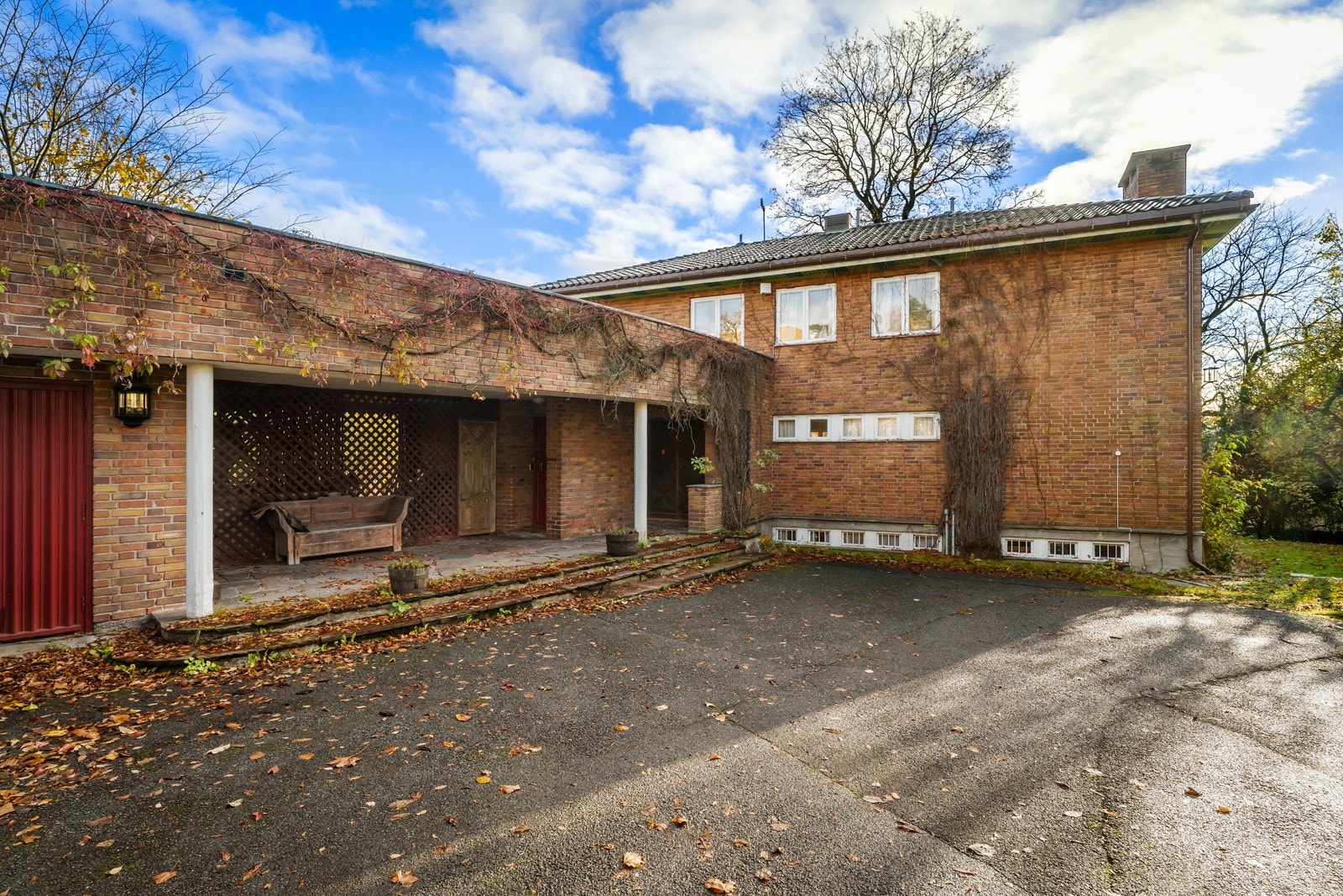 Gode parkeringsmuligheter både i garasje og på egen gårdsplass.