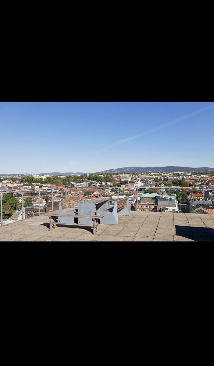 Takterrasse med bord og felles sitteområder Galleribilde