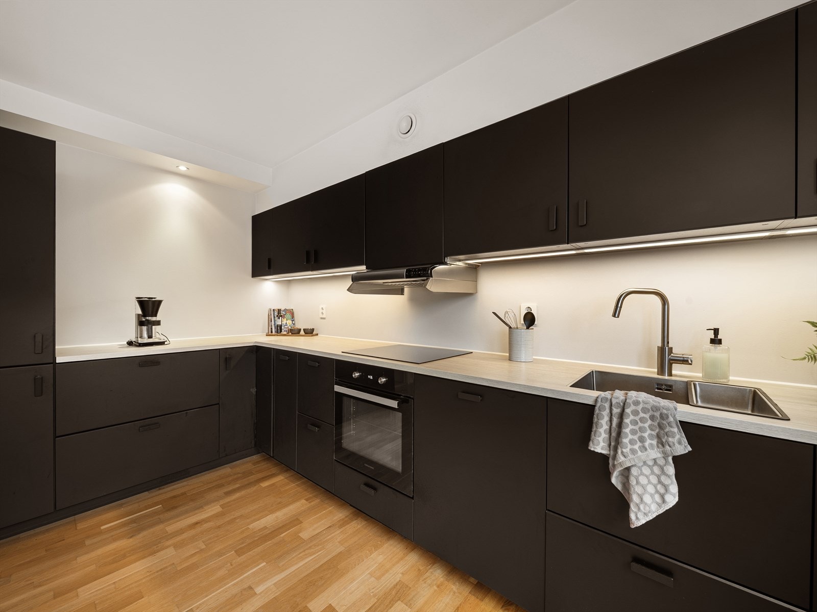 IKEA-kjøkken fra 2022 med pent uttrykk, glatte fronter, laminat benkeplate og godt med skap- og benkeplass Galleribilde