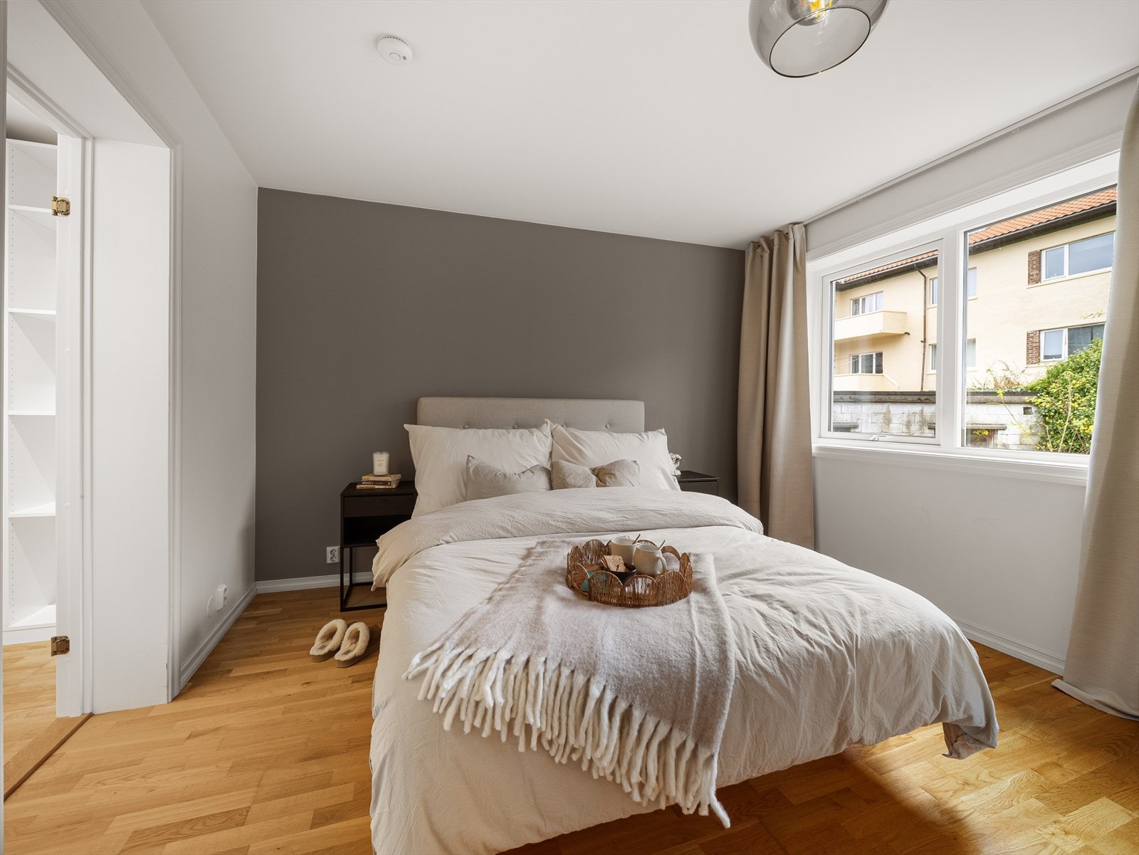 Soverommet vender ut mot en stille bakhage Galleribilde