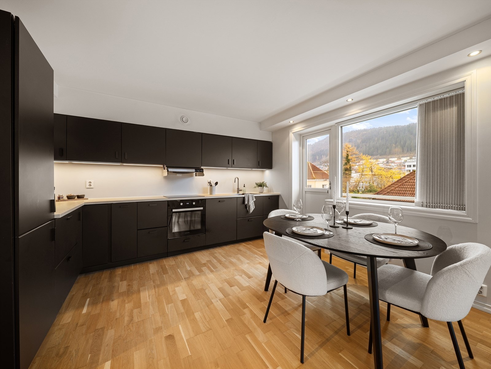 Stue/kjøkken måler 29,73 m² Galleribilde