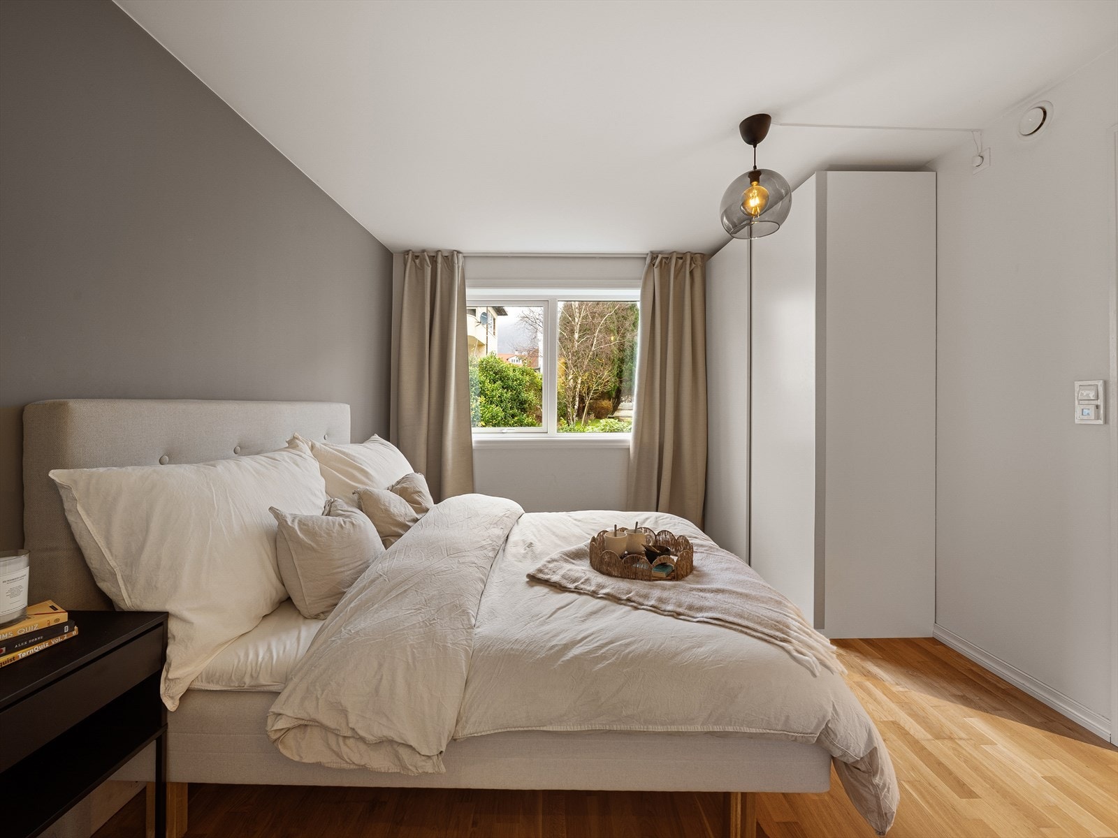 Hovedsoverommet måler 11,9 m² med god plass til dobbeltseng, nattbord og garderobeskap Galleribilde