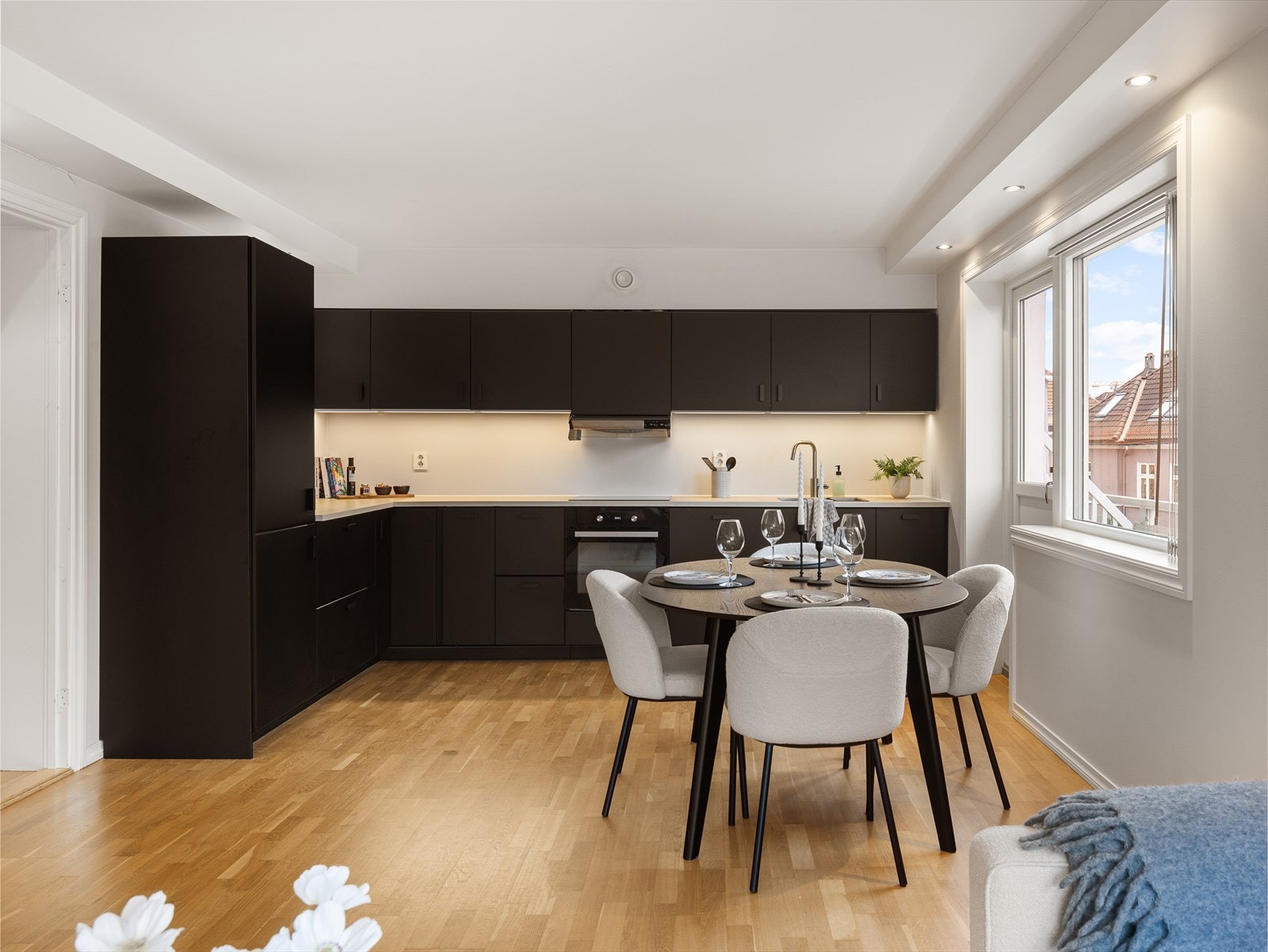 Åpen kjøkkenløsning mot stuen gir en sosial romfølelse Galleribilde