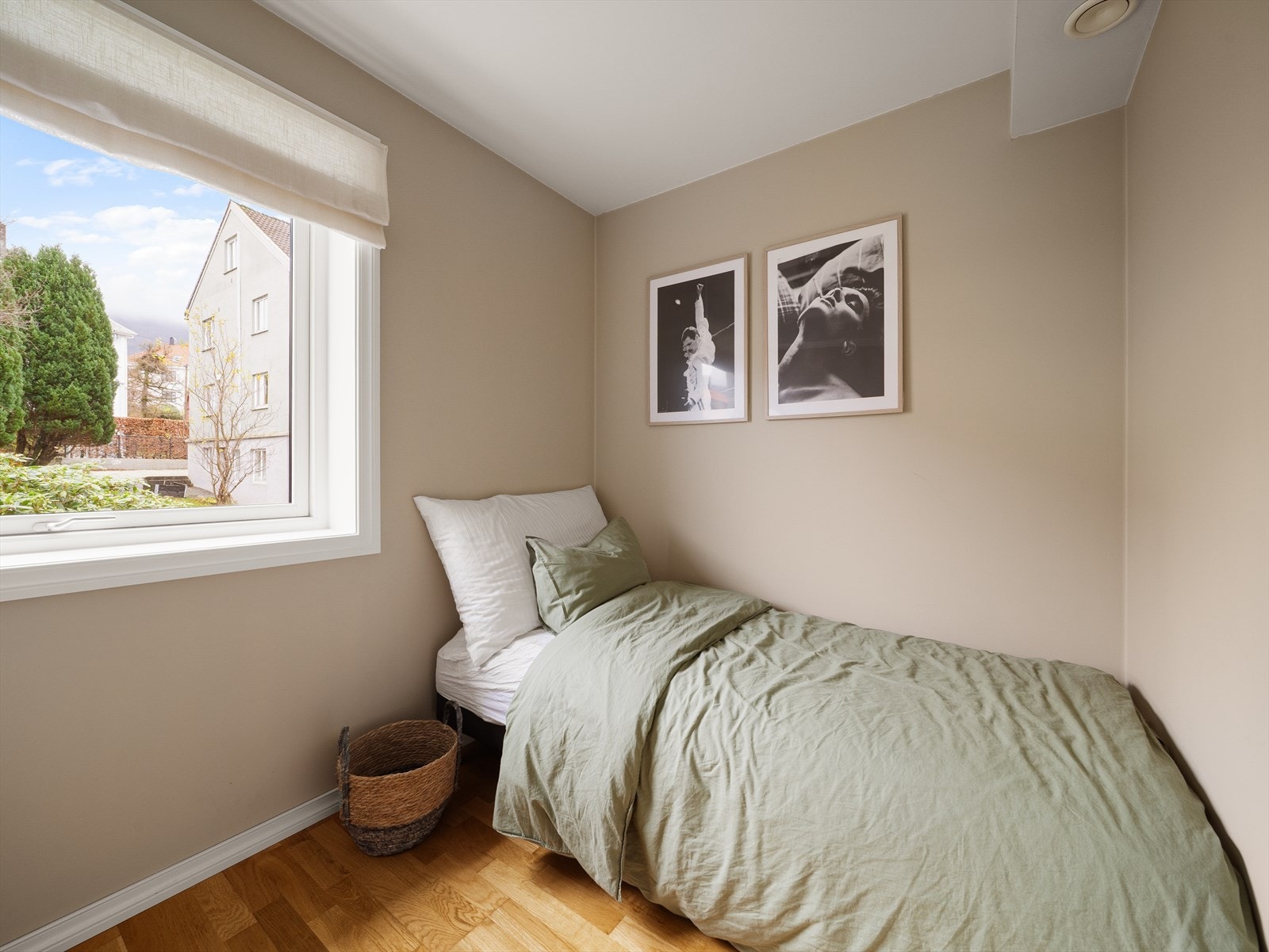 Også dette rommet vender ut mot den rolige bakhagen Galleribilde