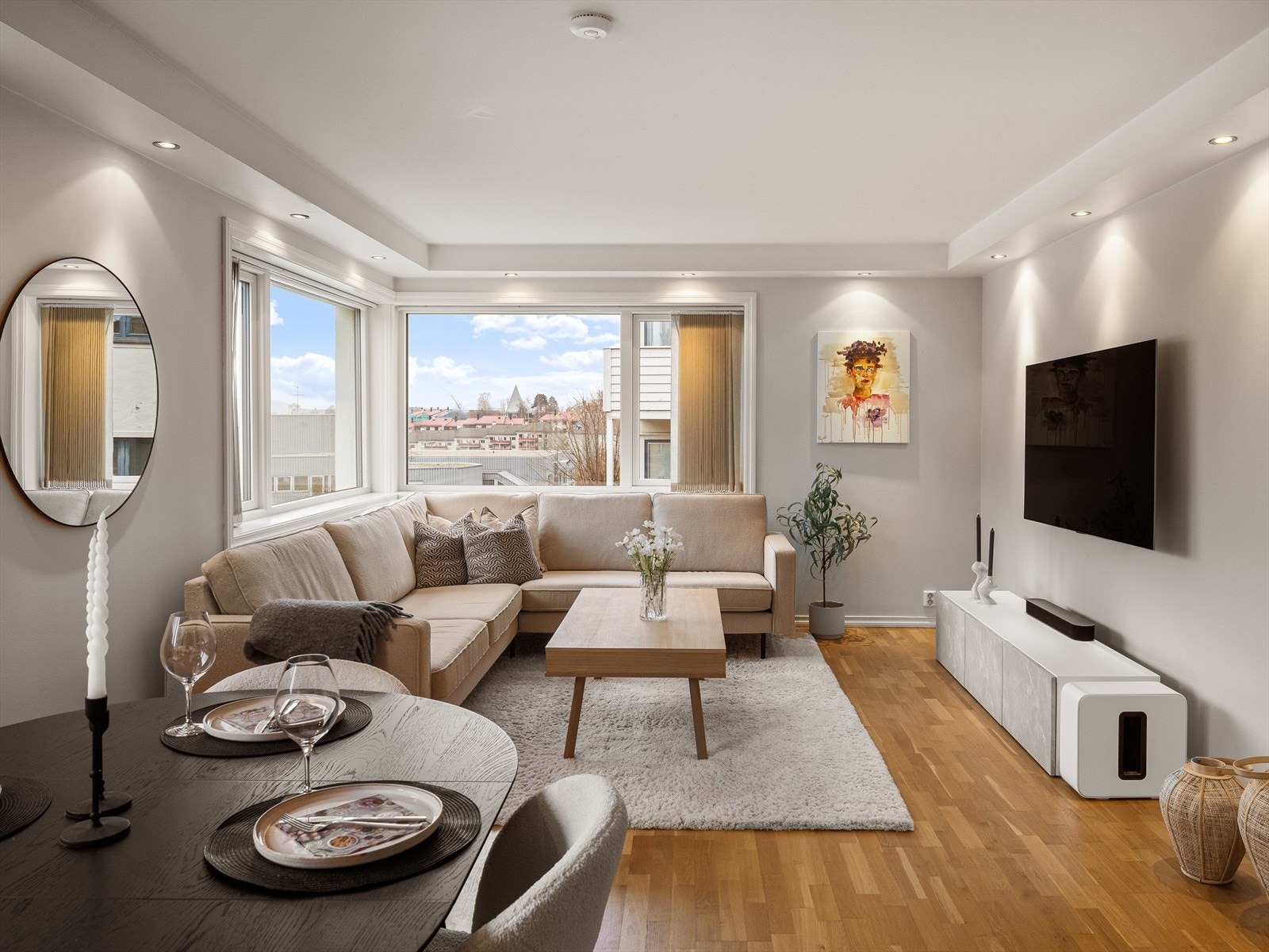 De store vinduene slipper inn rikelig med dagslys, og de lyse fargene på veggene gir en behagelig og luftig romfølelse Galleribilde