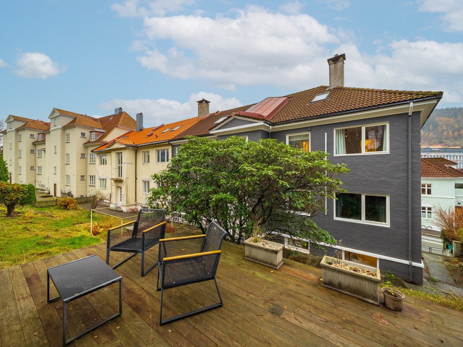 I eiendommens bakhage er det l laget til en koselig uteplass Galleribilde