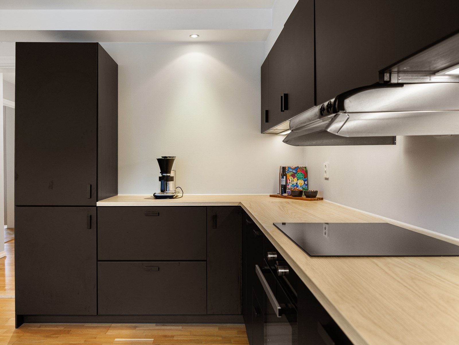 Hvitevarene som medfølger er kjøl-/fryseskap, oppvaskmaskin, komfyr og platetopp. Galleribilde