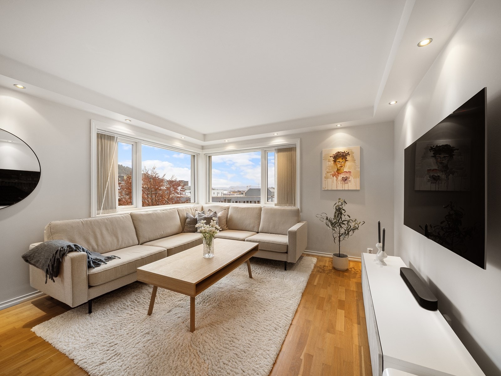 Stuen er romslig og har god plass til både stor sofagruppe, spisebord og TV-løsning Galleribilde