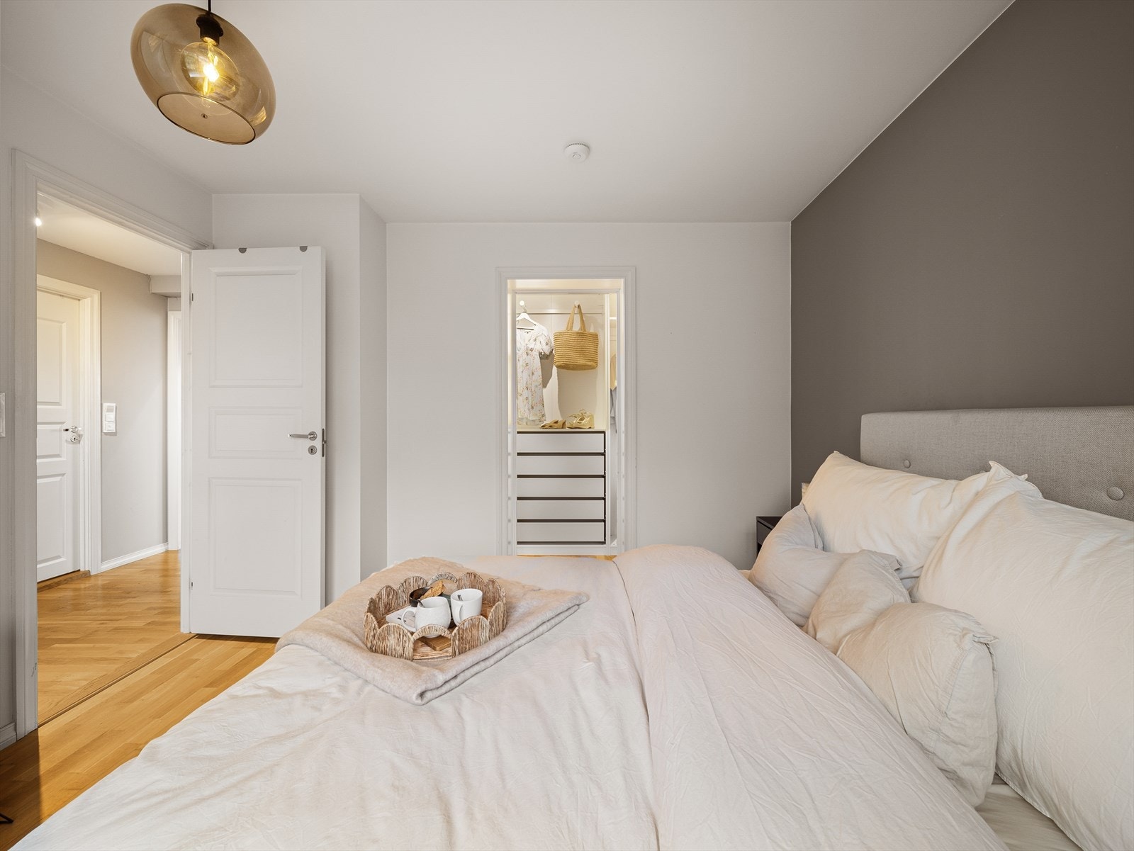 I tillegg har rommet egen walk-in garderobe, med rikelig oppbevaringsplass for klær og tilbehør Galleribilde