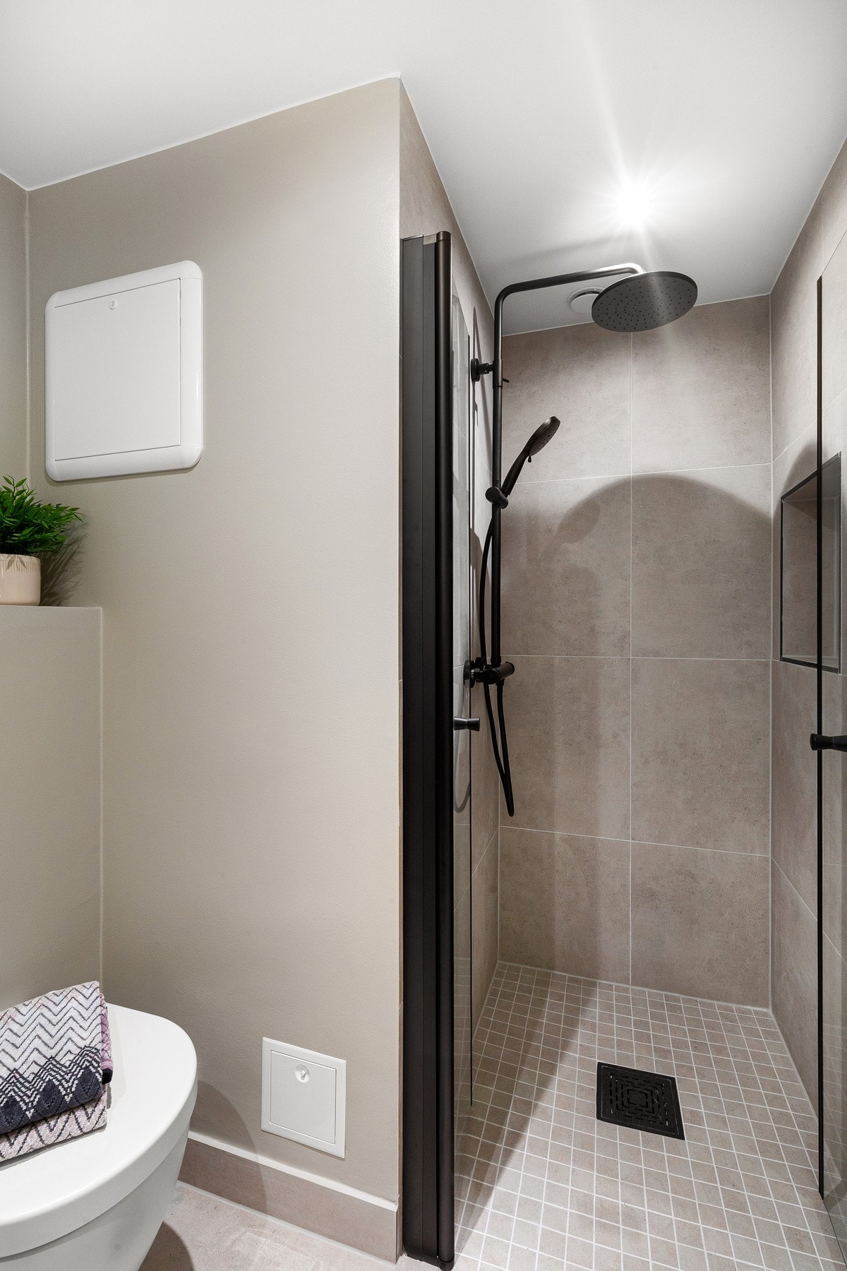 Dokumentasjon foreligger på arbeider ifbm. nytt bad (membran, rørarbeider, elektriske arbeider). Galleribilde