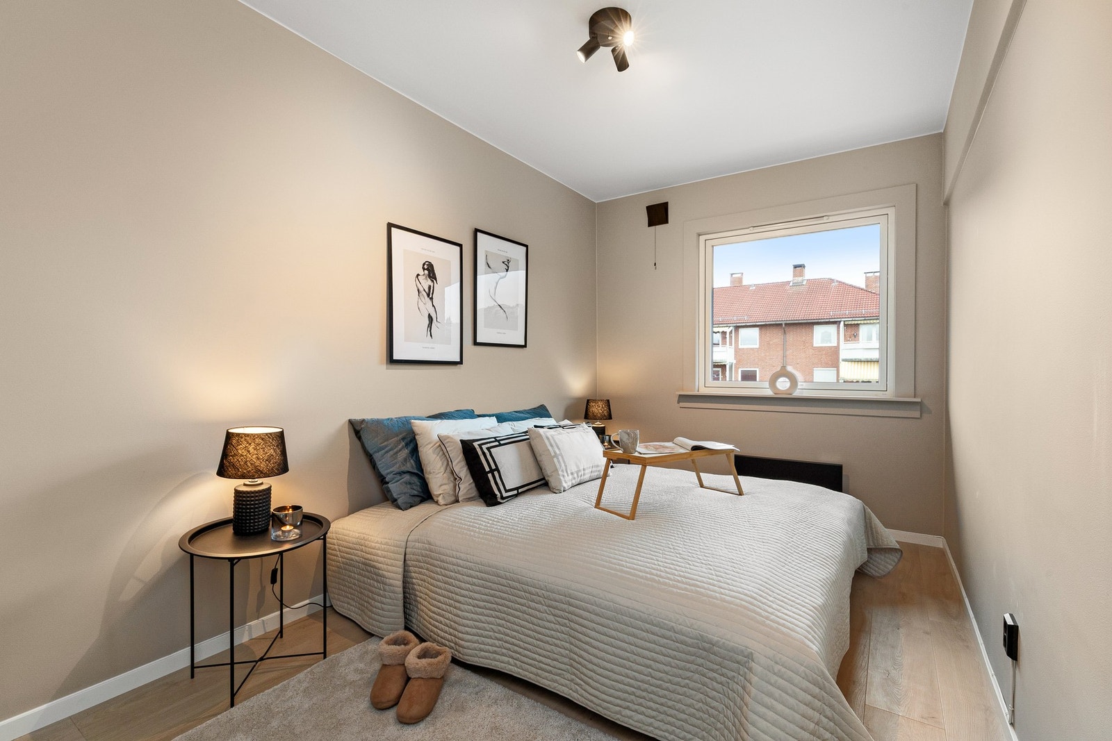 Hovedsoverom er holdt i moderne farge som står i stil med resten av leiligheten. Galleribilde