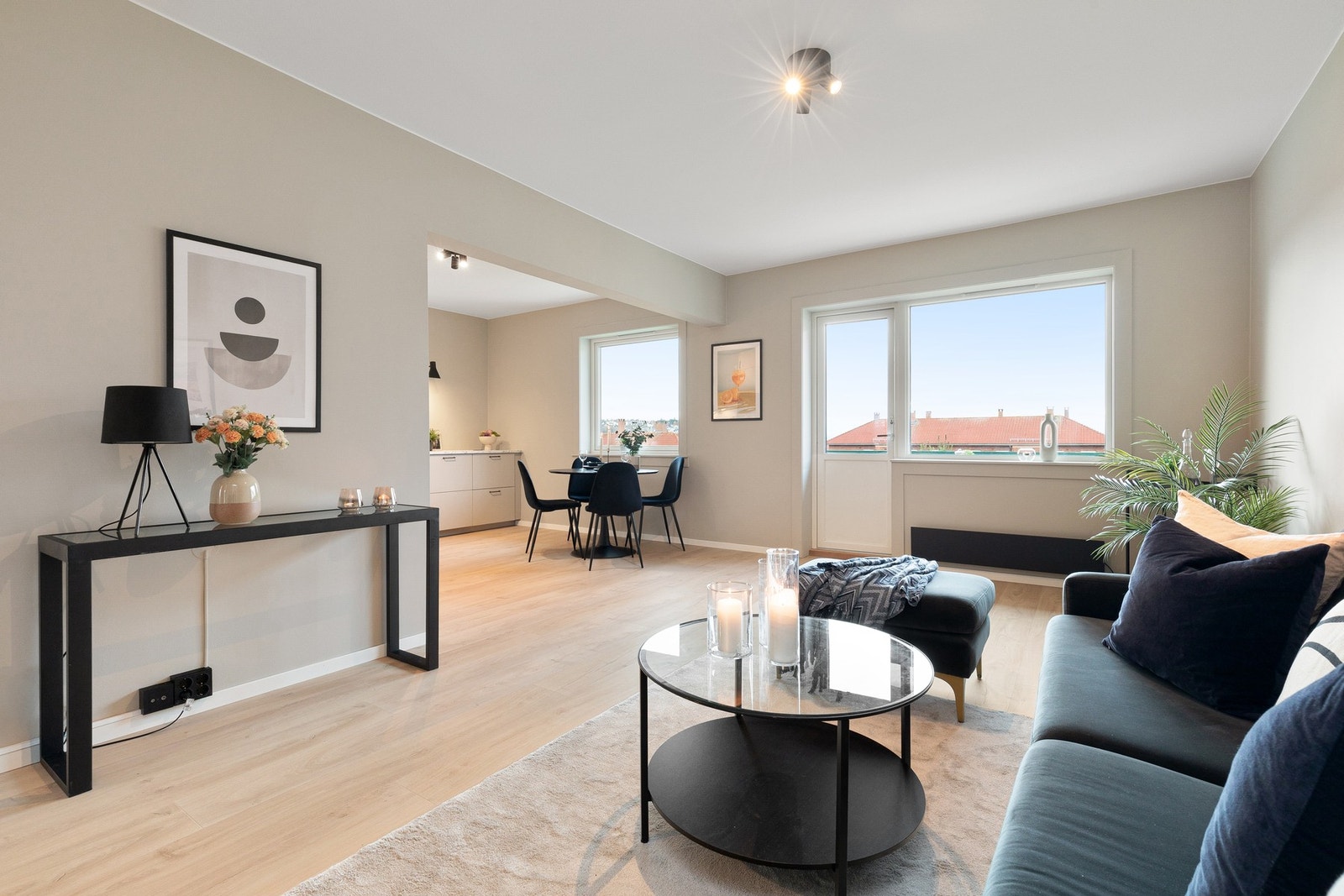 Generøse vindusflater som slipper inn godt med naturlig lys. Galleribilde