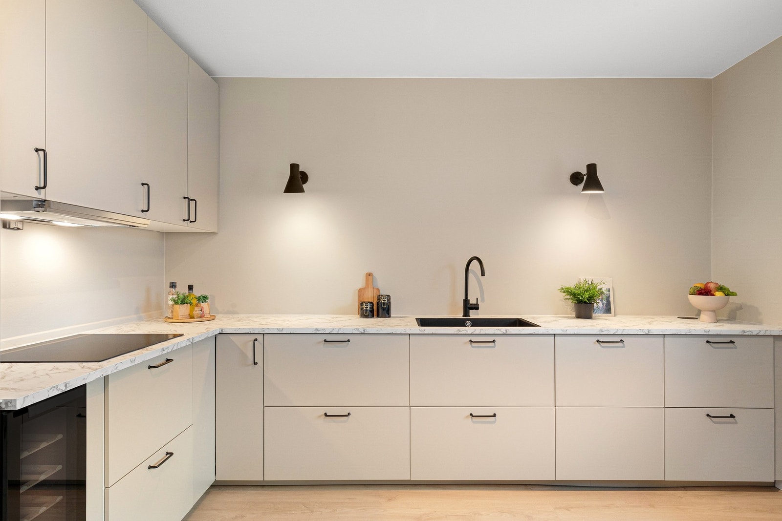 Nytt (2025) og moderne IKEA kjøkkeninnredning med integrerte hvitevarer. Galleribilde