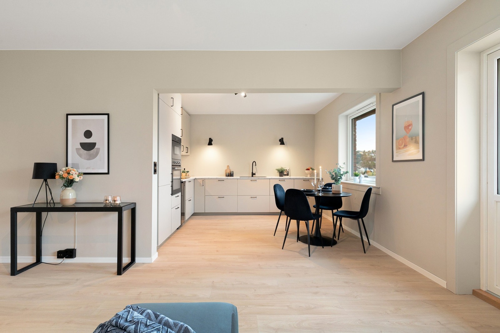 Den åpne løsningen mellom stue og kjøkken gjør rommet som et naturlig samlingssted for venner og familie. Galleribilde