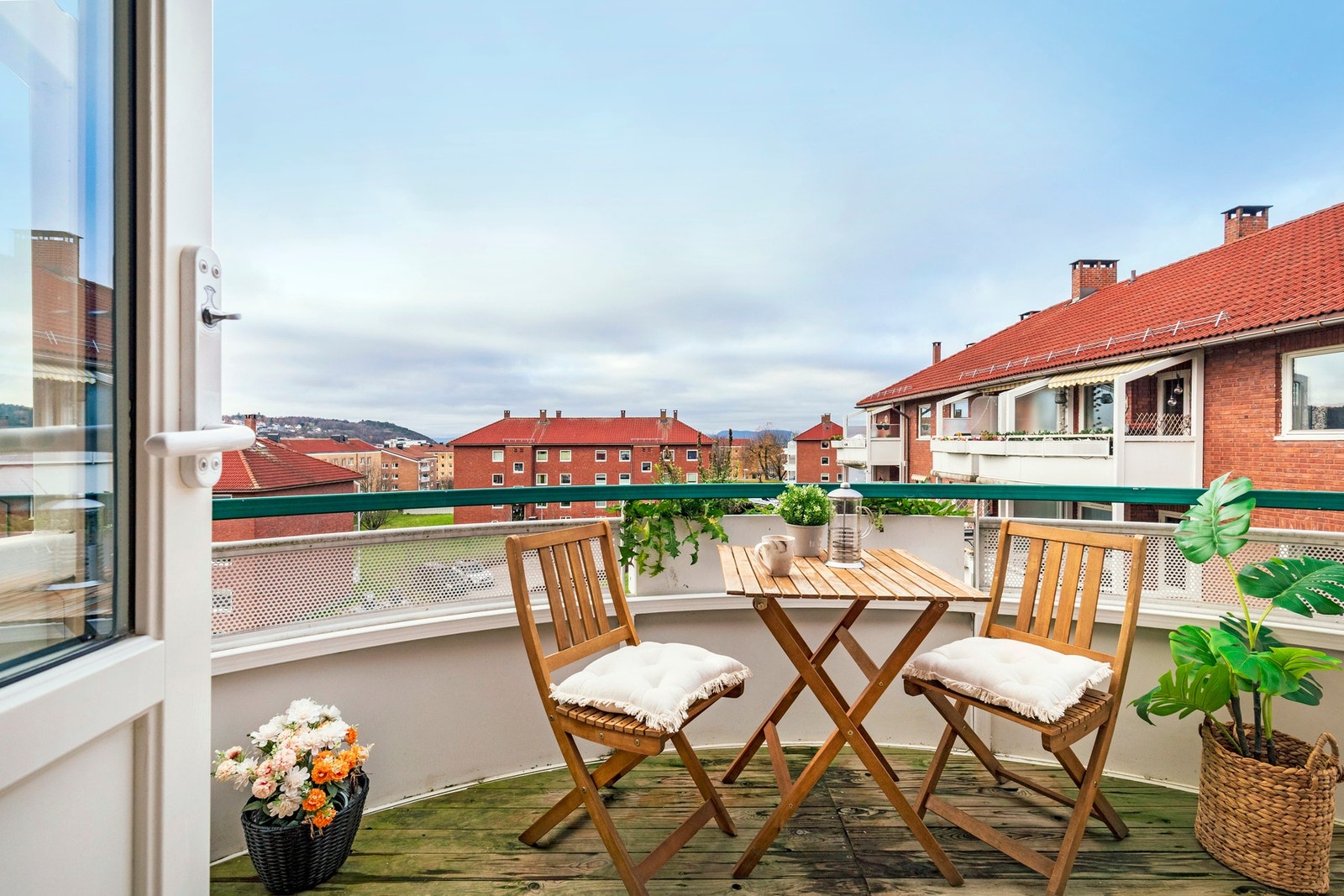 Fantastisk, sydvestvendt balkong på ca. 8 m². med svært gode solforhold - perfekt for varme sommerdager. Galleribilde