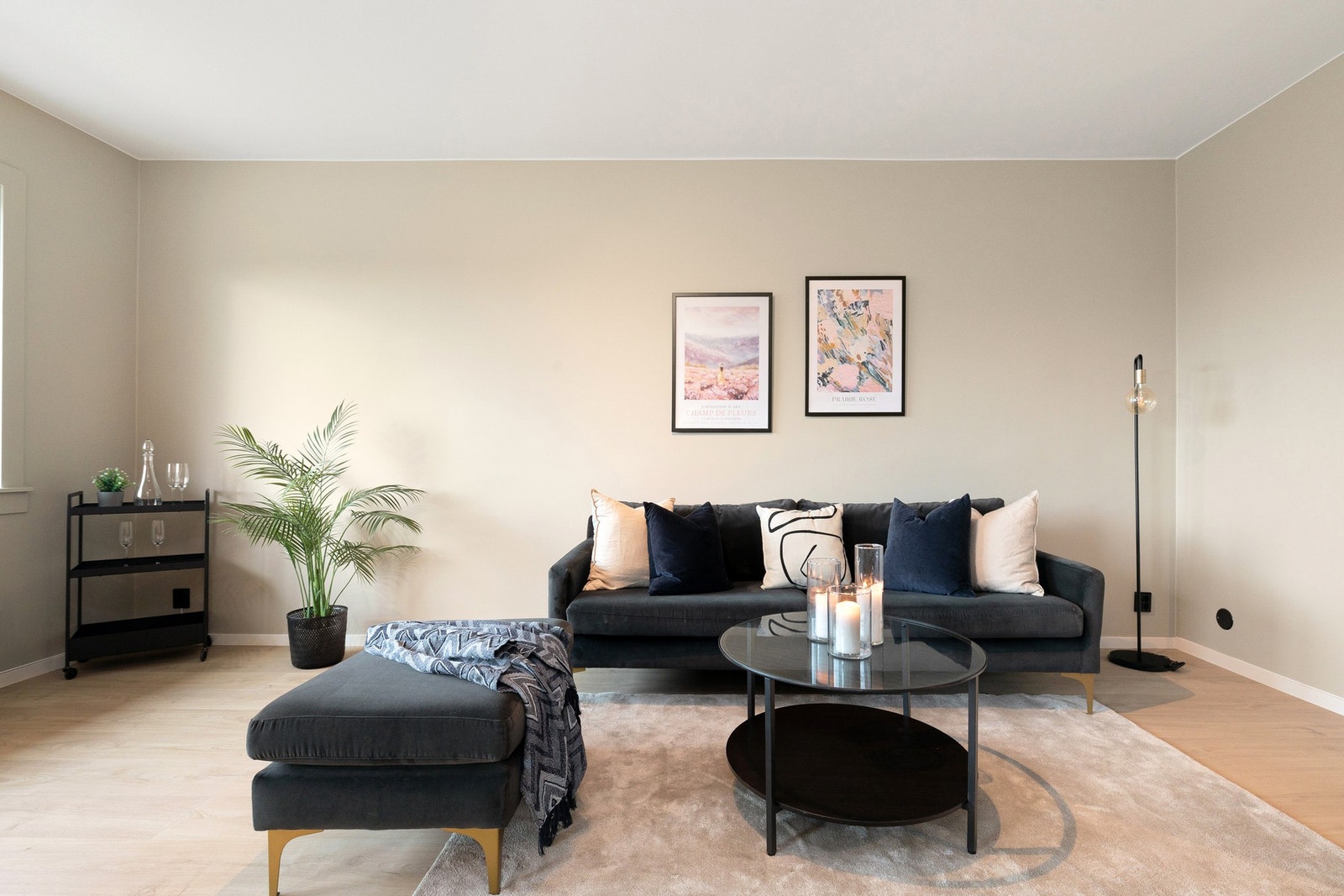 Tiltalende stue med god plass til sofagruppe, spisegruppe og TV- løsning. Galleribilde