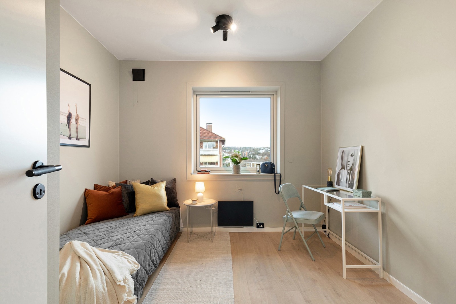 Soverom II er også av god størrelse med plass til dobbeltseng, nattbord og ønsket garderobeløsning. Galleribilde