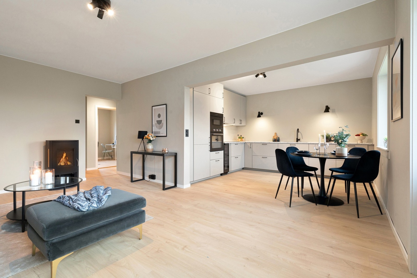 Nyoppusset (2025) og gjennomført 3-roms toppleilighet med nytt bad, nytt kjøkken og solrik balkong. Galleribilde