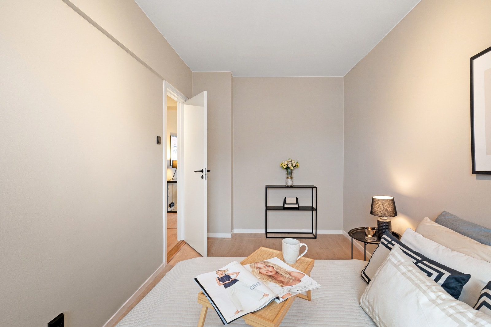 God plass til dobbeltseng, nattbord og ønsket garderobeløsning. Galleribilde