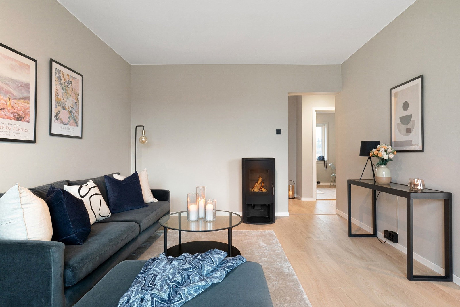 Stuen fremstår lys, luftig og tidsmessig utført. Galleribilde