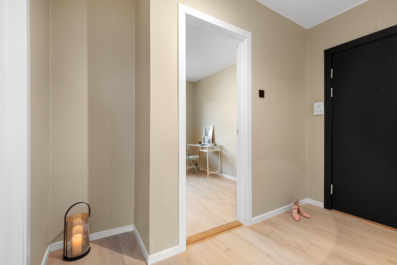 Entréen er tiltalende, med plass til oppbevaring av sko og yttertøy. Galleribilde