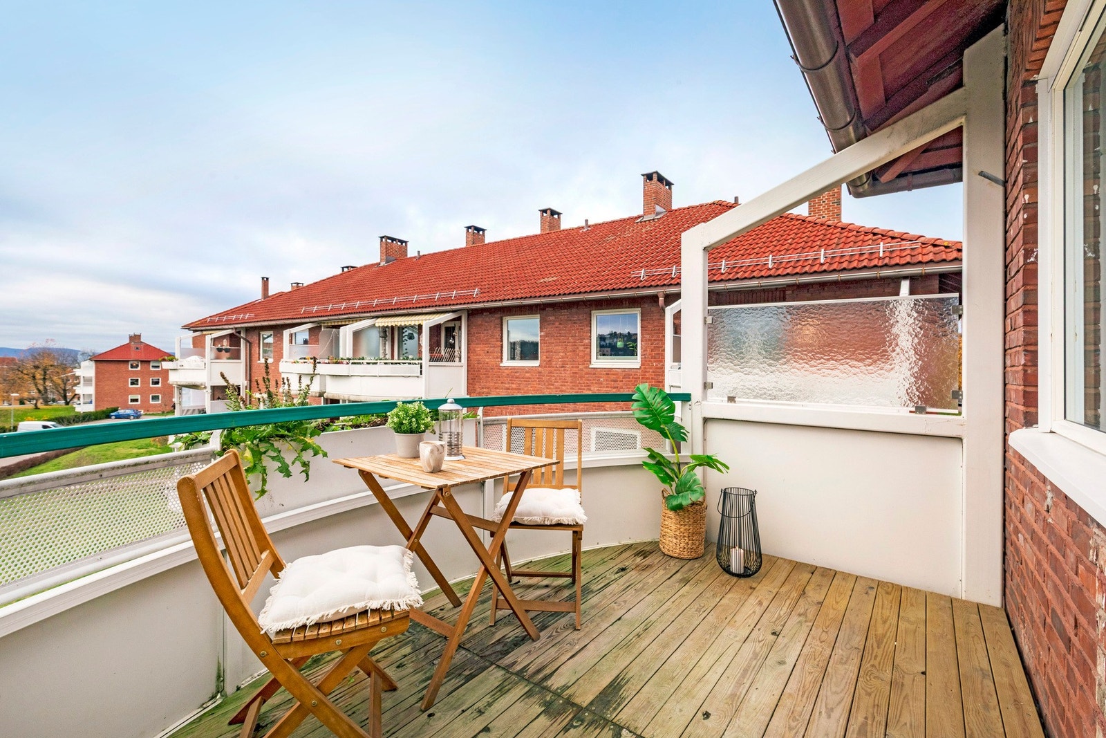 Fantastisk, sydvestvendt balkong på ca. 8 m². med svært gode solforhold - perfekt for varme sommerdager. Galleribilde