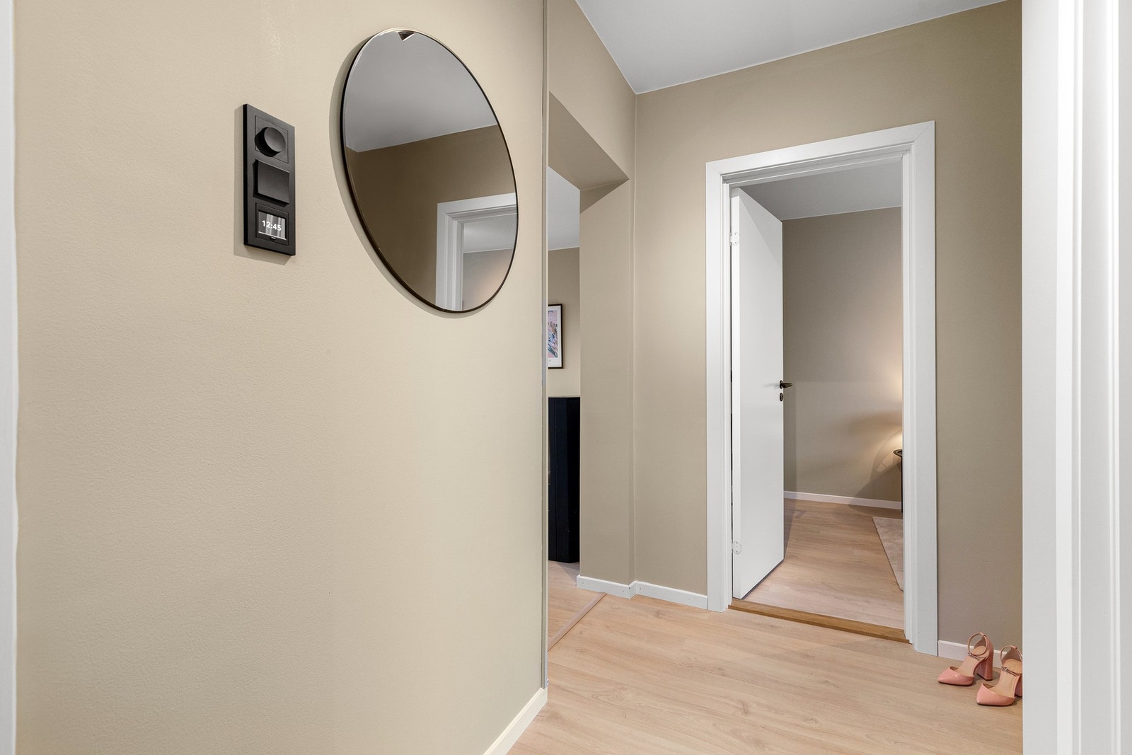 Entréen er tiltalende, med plass til oppbevaring av sko og yttertøy. Galleribilde