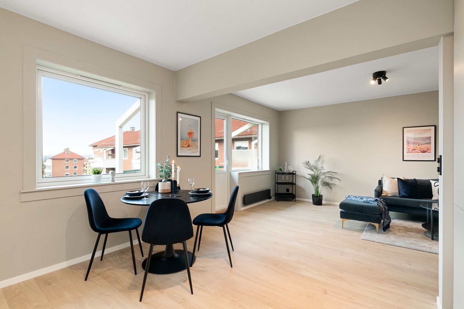 Generøse vindusflater som slipper inn godt med naturlig lys. Galleribilde