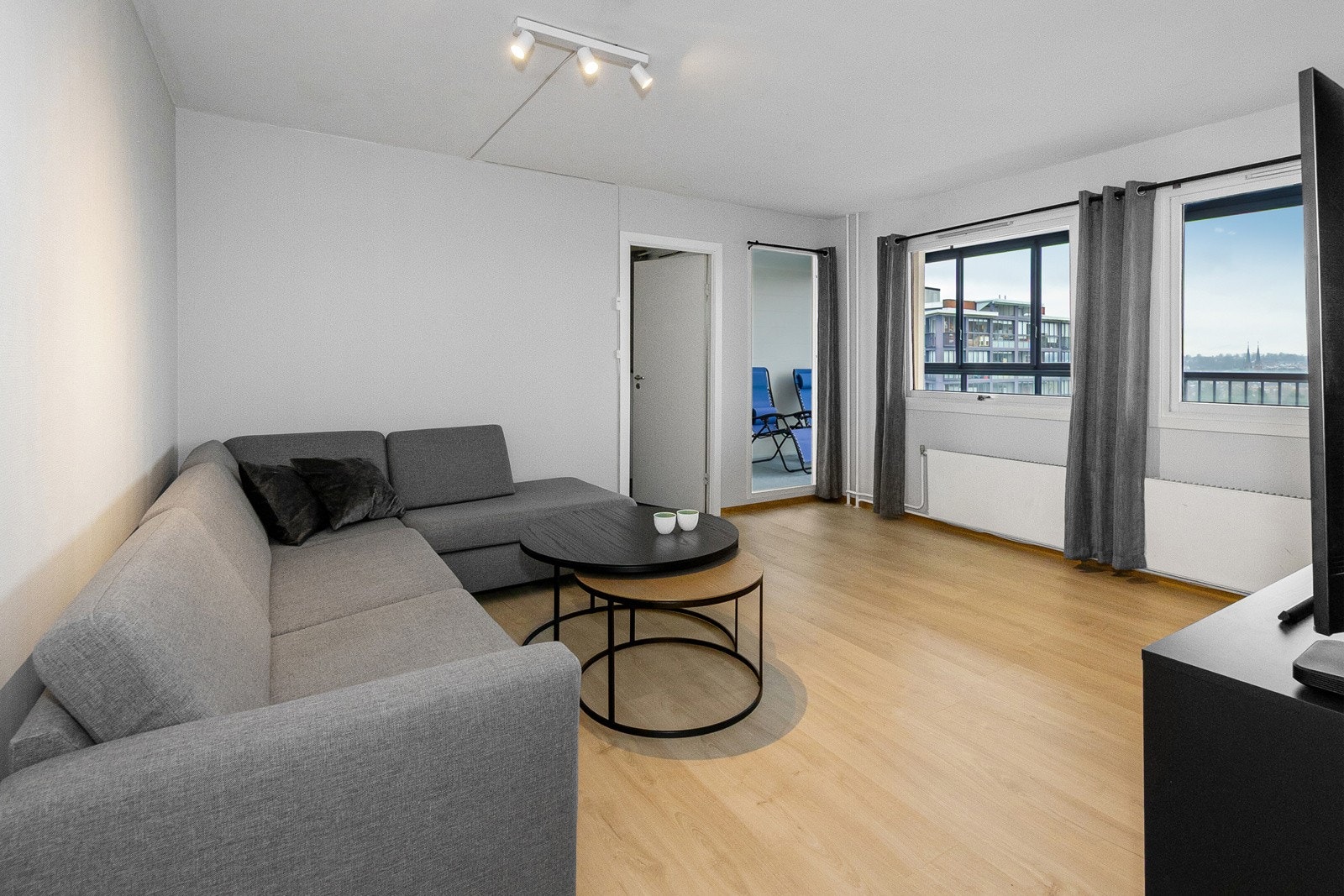 Store vindusflater gir godt lys inn i rommet Galleribilde