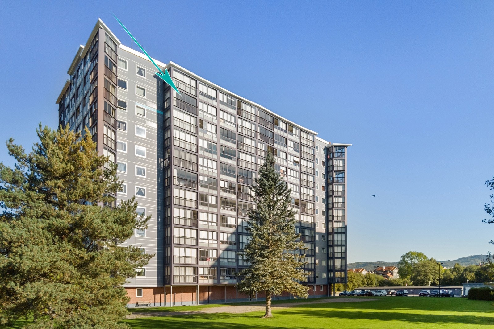 Leiligheten ligger høyt, fritt og usjenert i 10. etasje Galleribilde