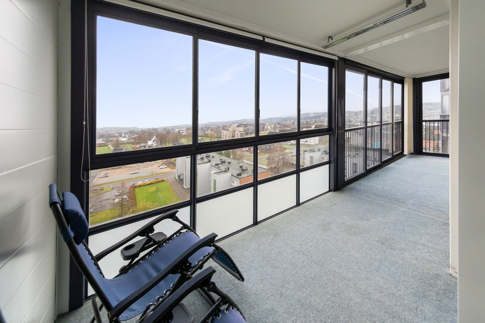 Meget romslig innglasset balkong - Denne kan benyttes som et ekstra rom store deler av året Galleribilde