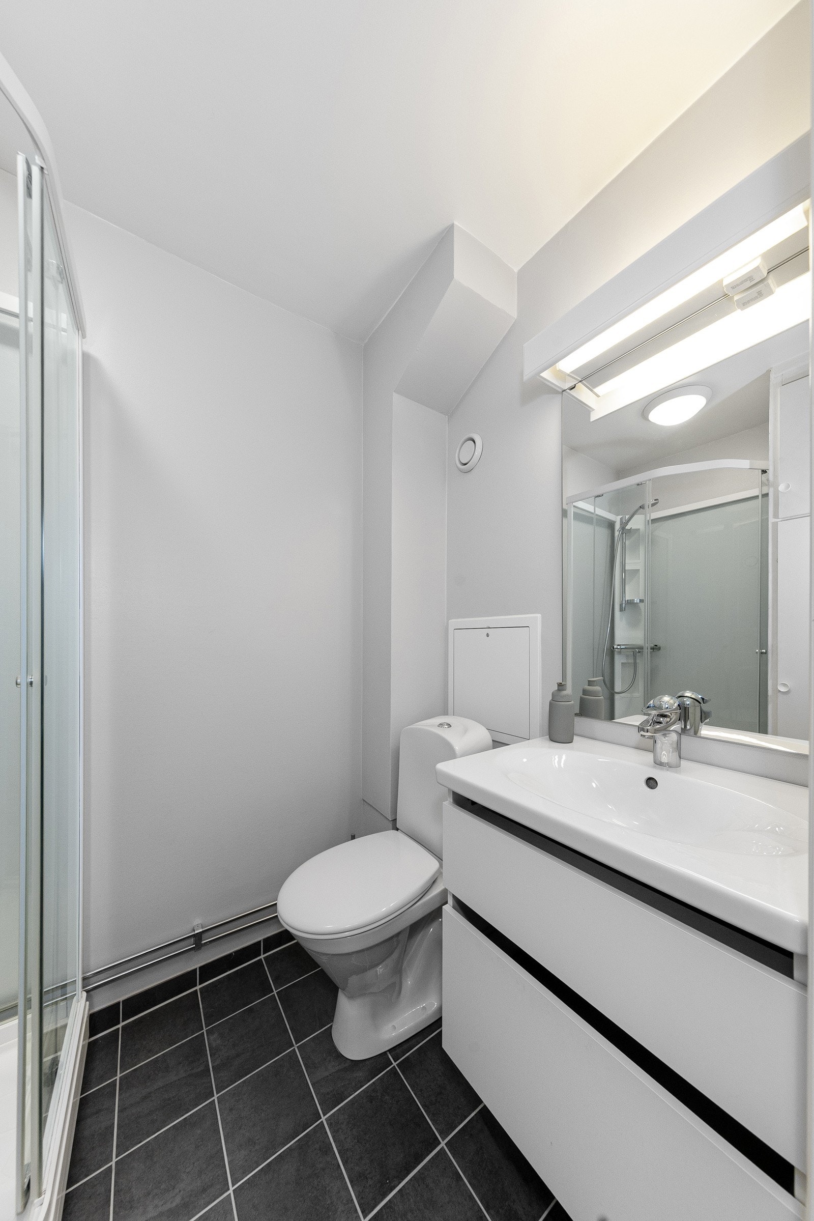 Pent bad med flislagt gulv - renovert av borettslaget i perioden 2015/2017 Galleribilde