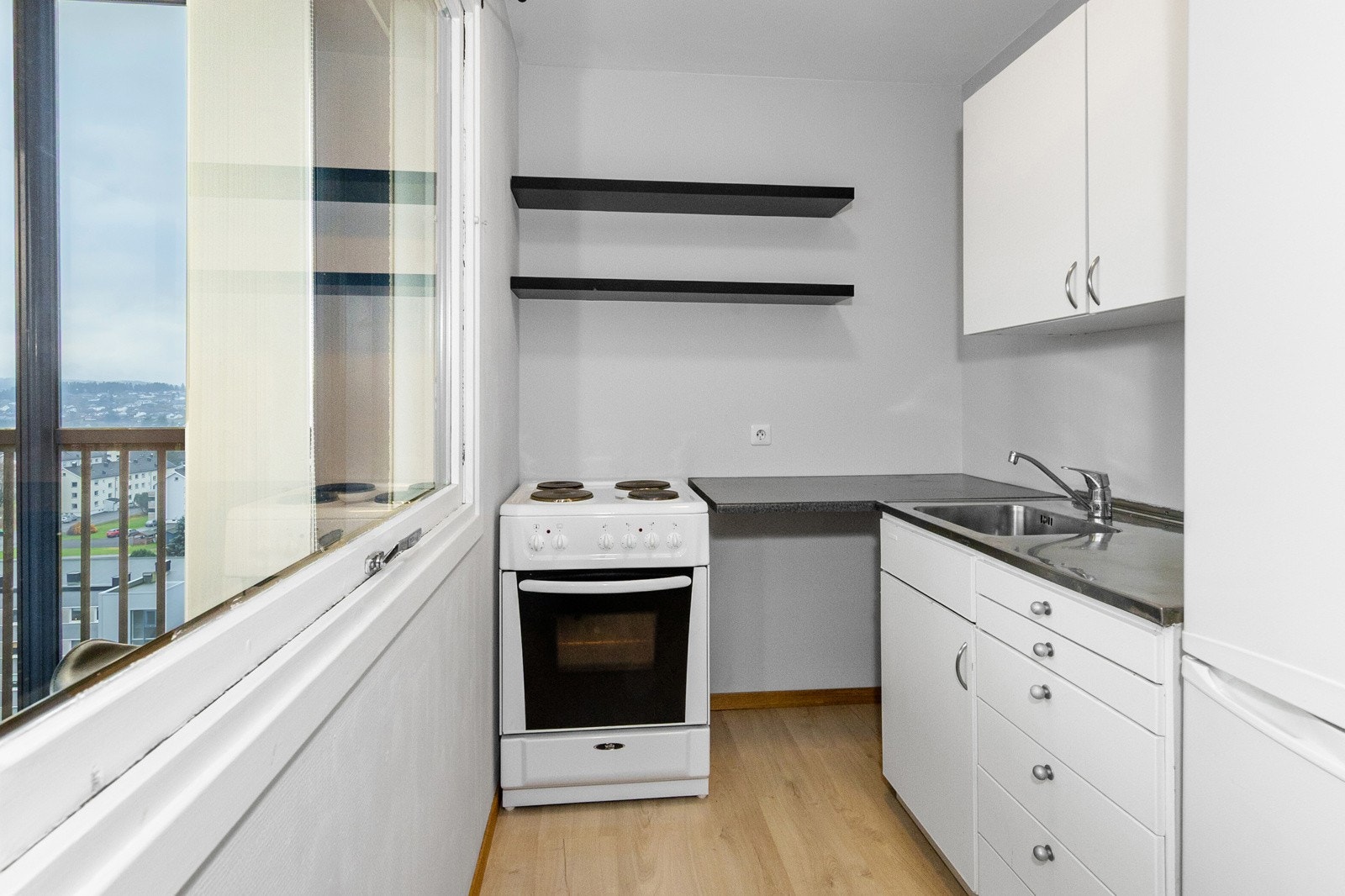 Eldre malt kjøkkeninnredning Galleribilde