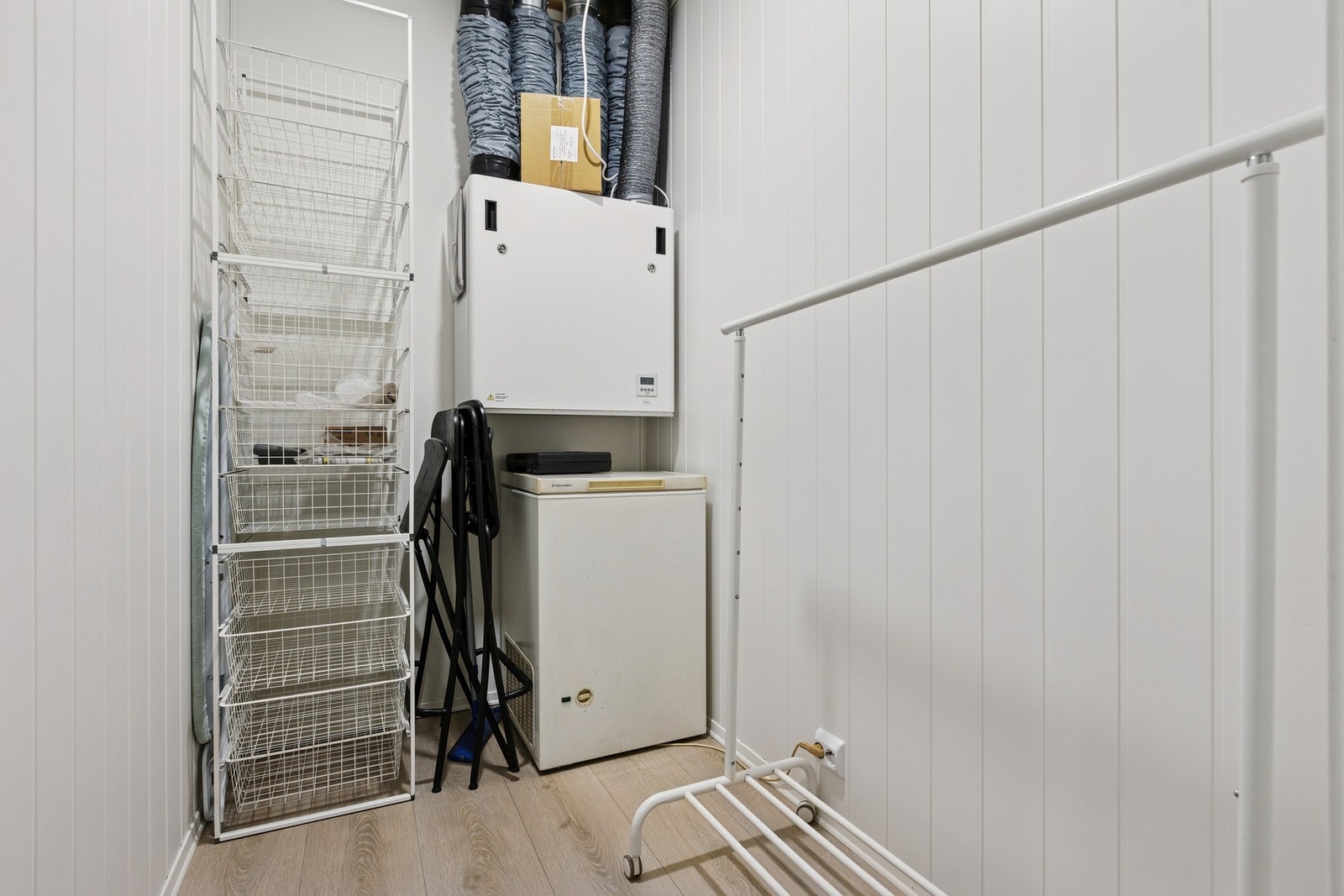 Praktisk bod som gir gode oppbevaringsmuligheter. Galleribilde