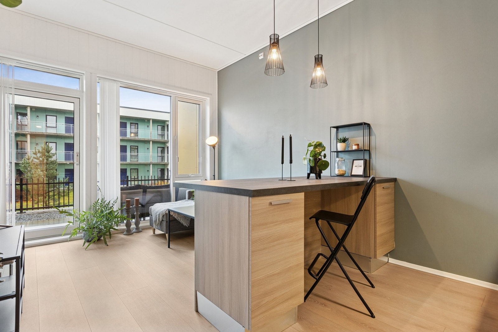 Videre møter du en åpen kjøkken- og stueløsning med store vindusflater som gir rommet et lyst preg. Galleribilde