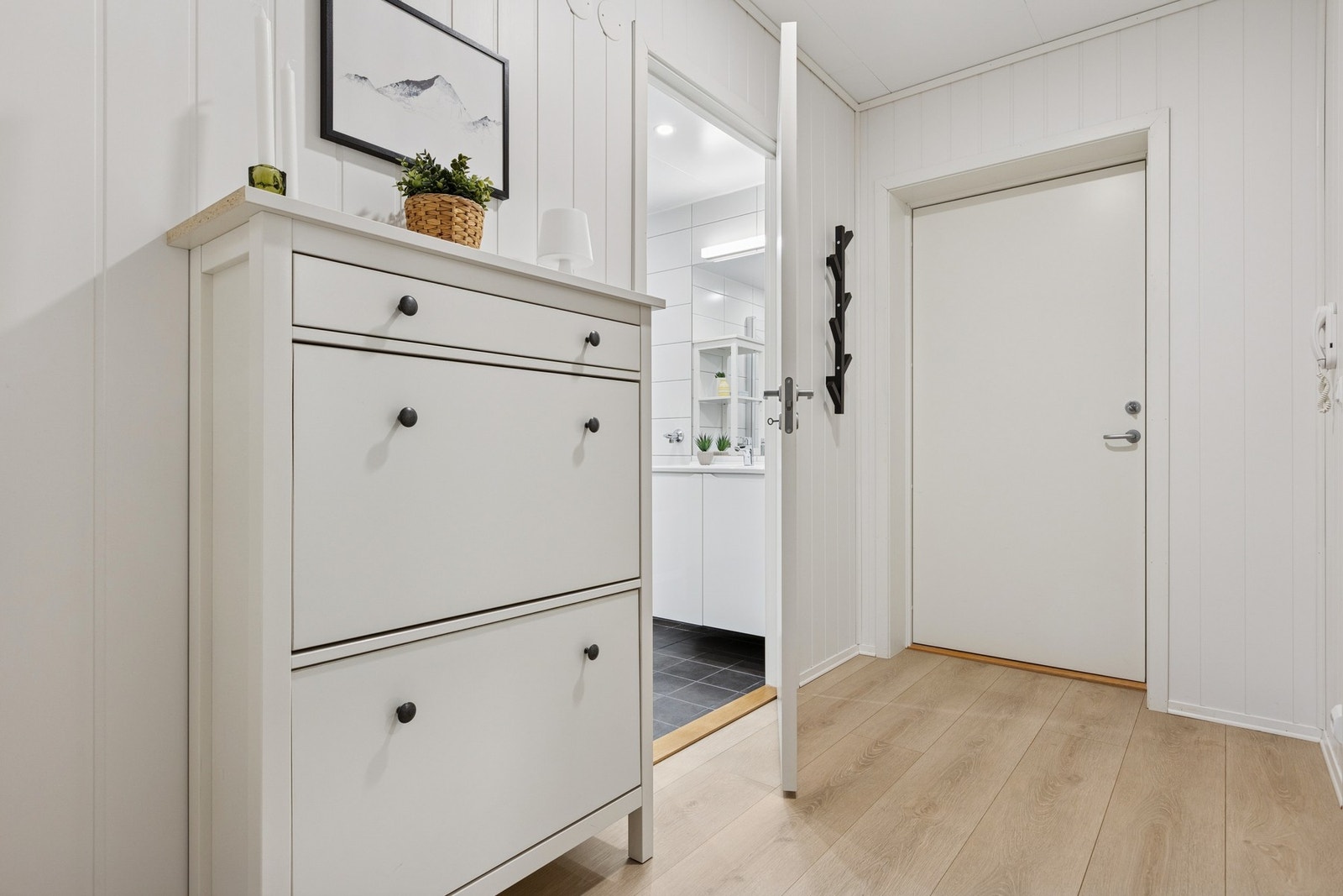 Badet ligger i tilknytning til entréen. Galleribilde