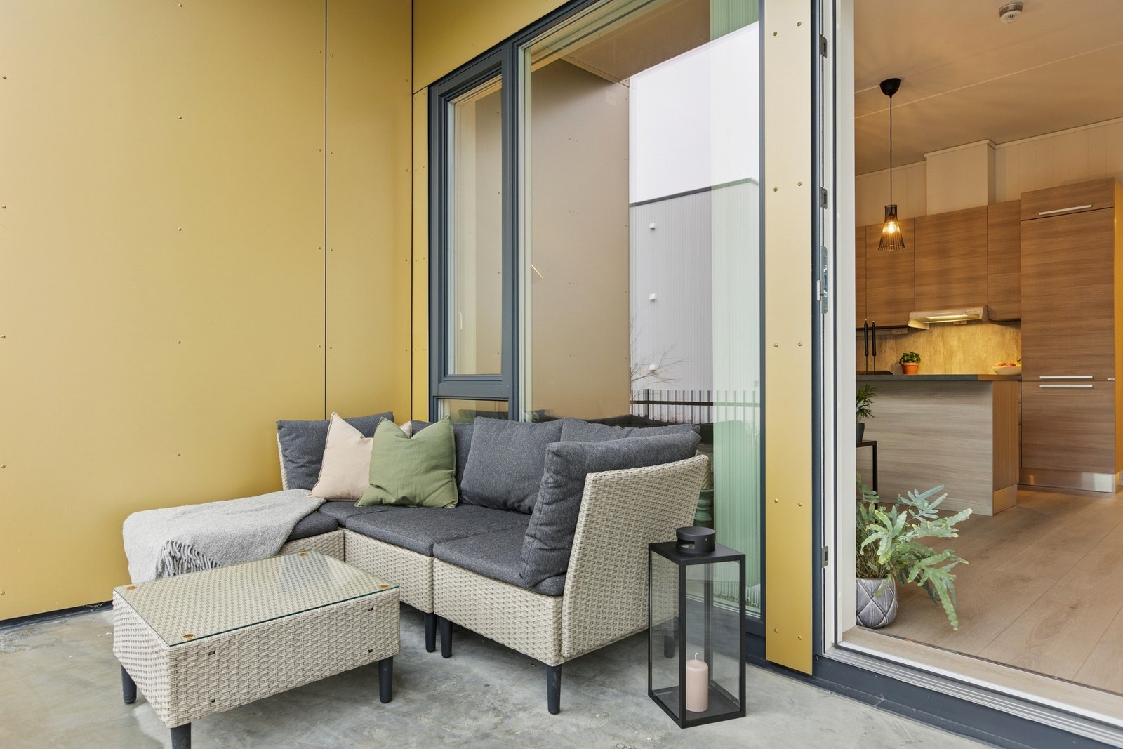 Terrassen fungerer som en naturlig forlengelse av oppholdsrommet og har gode solforhold. Galleribilde