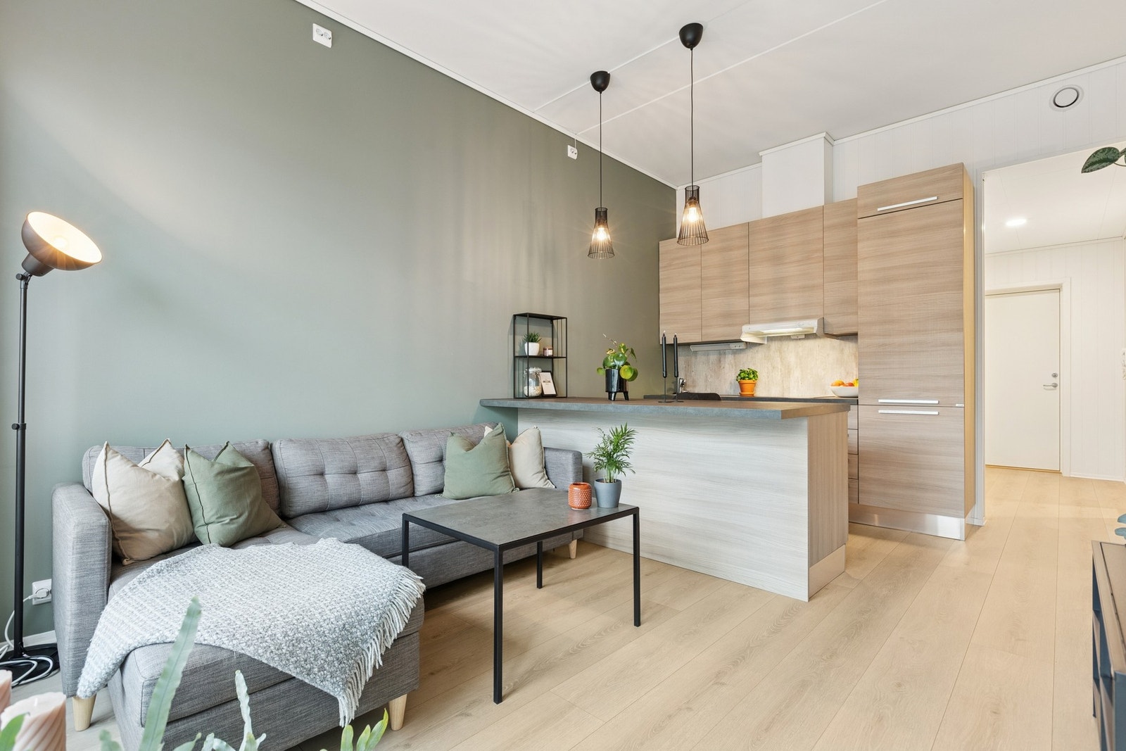 Stuen har ekstra god takhøyde og en åpen løsning mot kjøkkenet som gir en luftig og behagelig atmosfære. Galleribilde