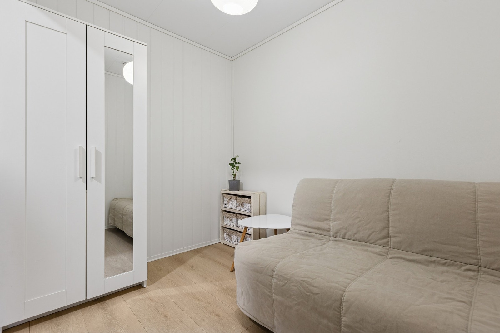 I tilknytning til entréen ligger et praktisk tilleggsrom som egner seg godt til oppbevaring, garderobe eller hjemmekontor. Galleribilde