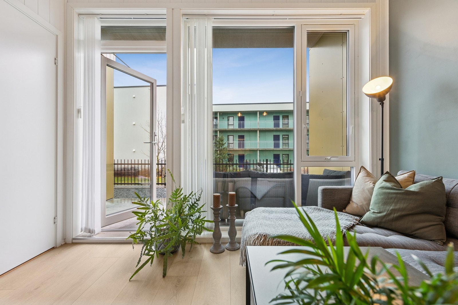 Fra stuen er det utgang til en sørvendt terrasse som fungerer som en forlengelse av oppholdsrommet. Galleribilde