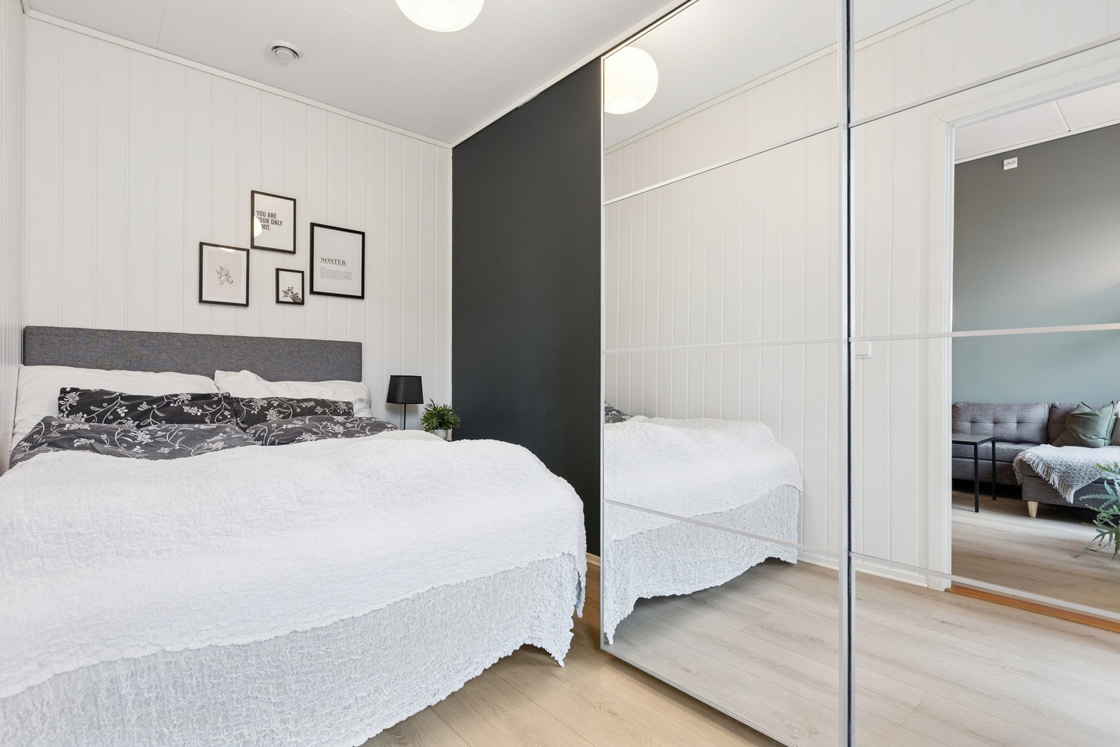 Et behagelig soverom med gode muligheter for garderobe langs veggen. Galleribilde