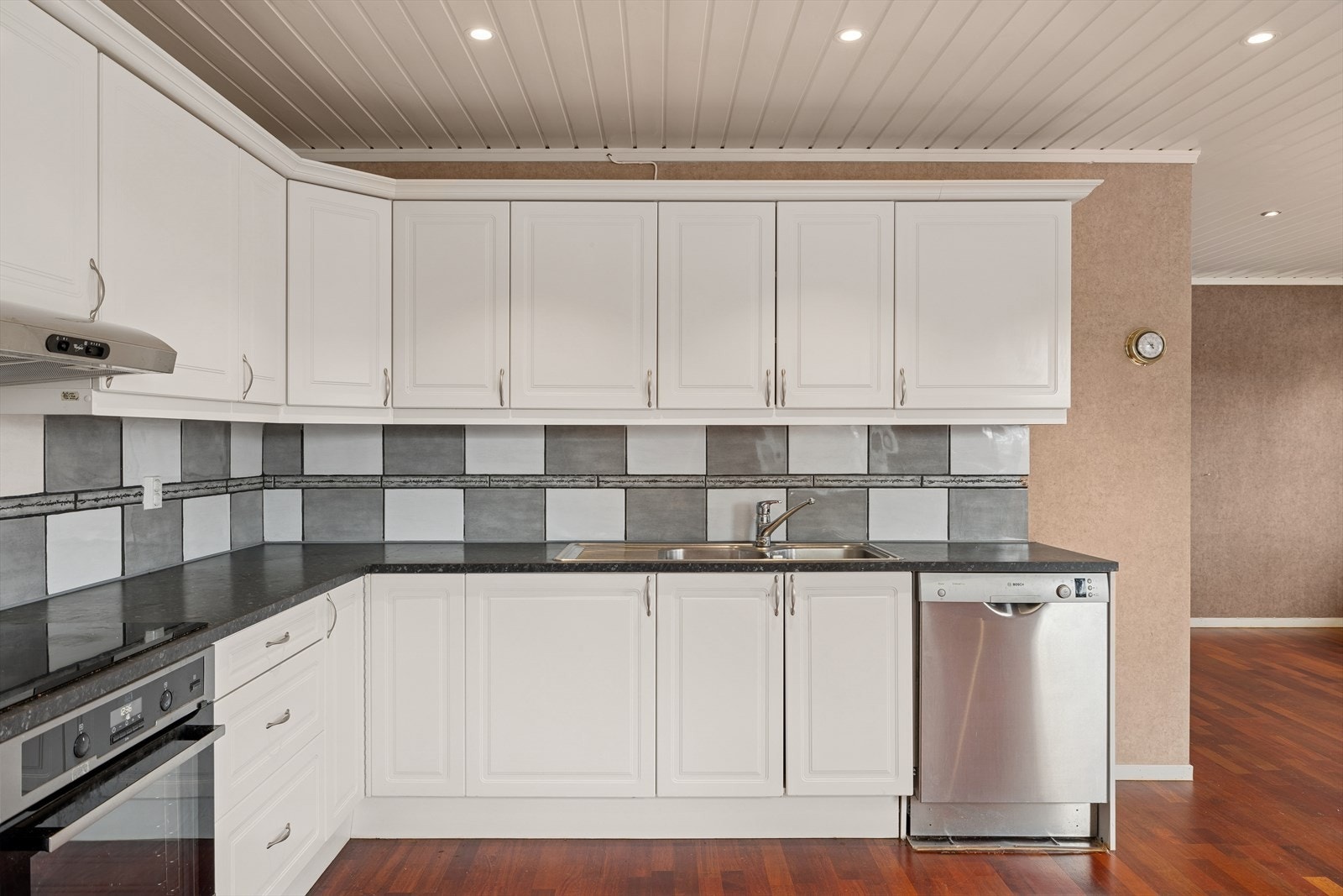 Over benkeplaten har du fliser på vegg og overskap. Galleribilde