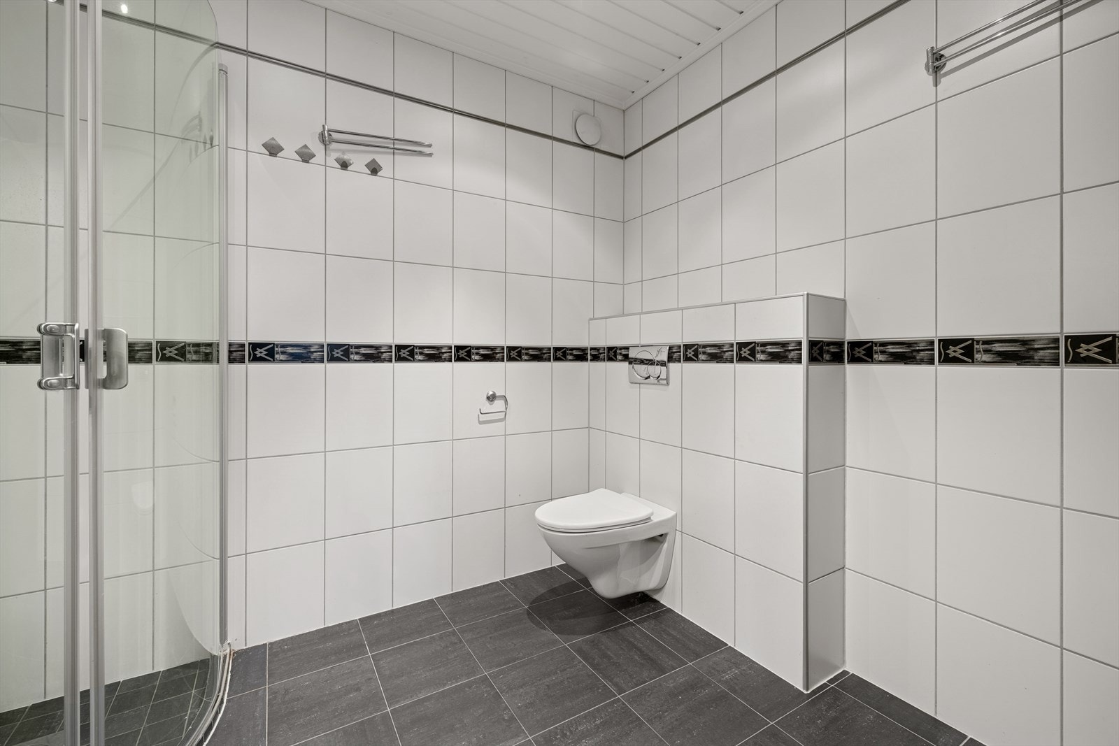 Vegger og gulv er av fliser. I gulvet er det elektrisk gulvvarme. Galleribilde