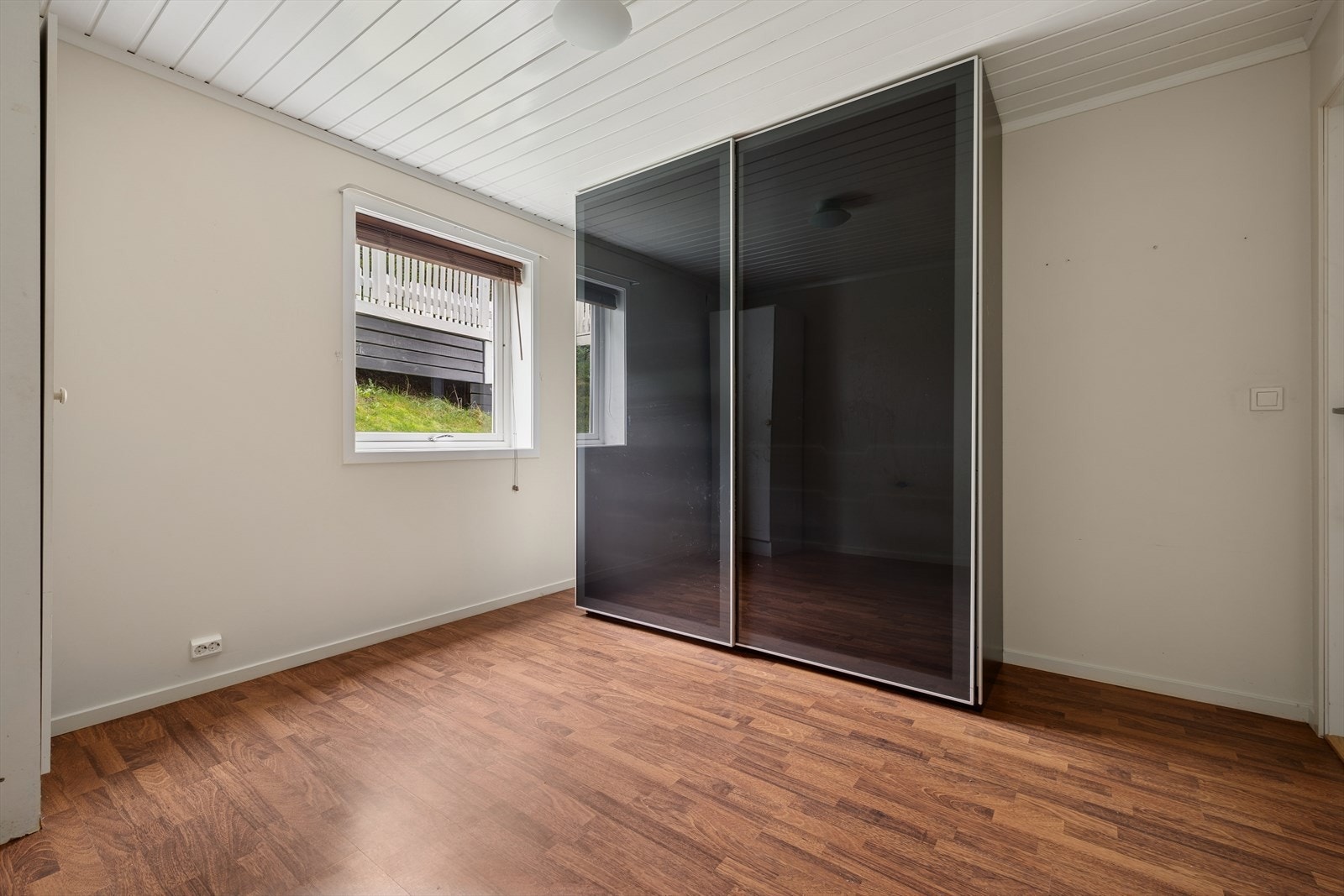 Soverommet er innredet med garderobeskap og gir deg muligheten til å innrede slik du vil ha det. Galleribilde