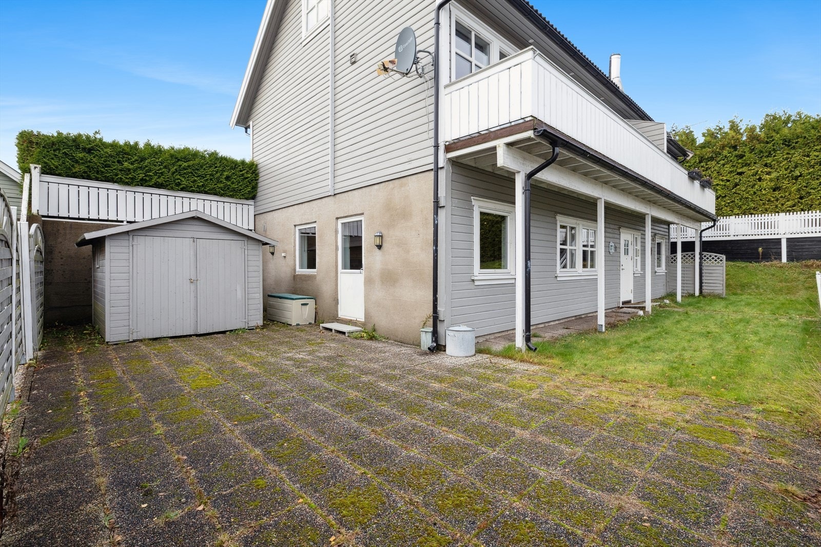 Her har du en steinlagt uteplass med en utvendig bod for lagringsplass. Galleribilde