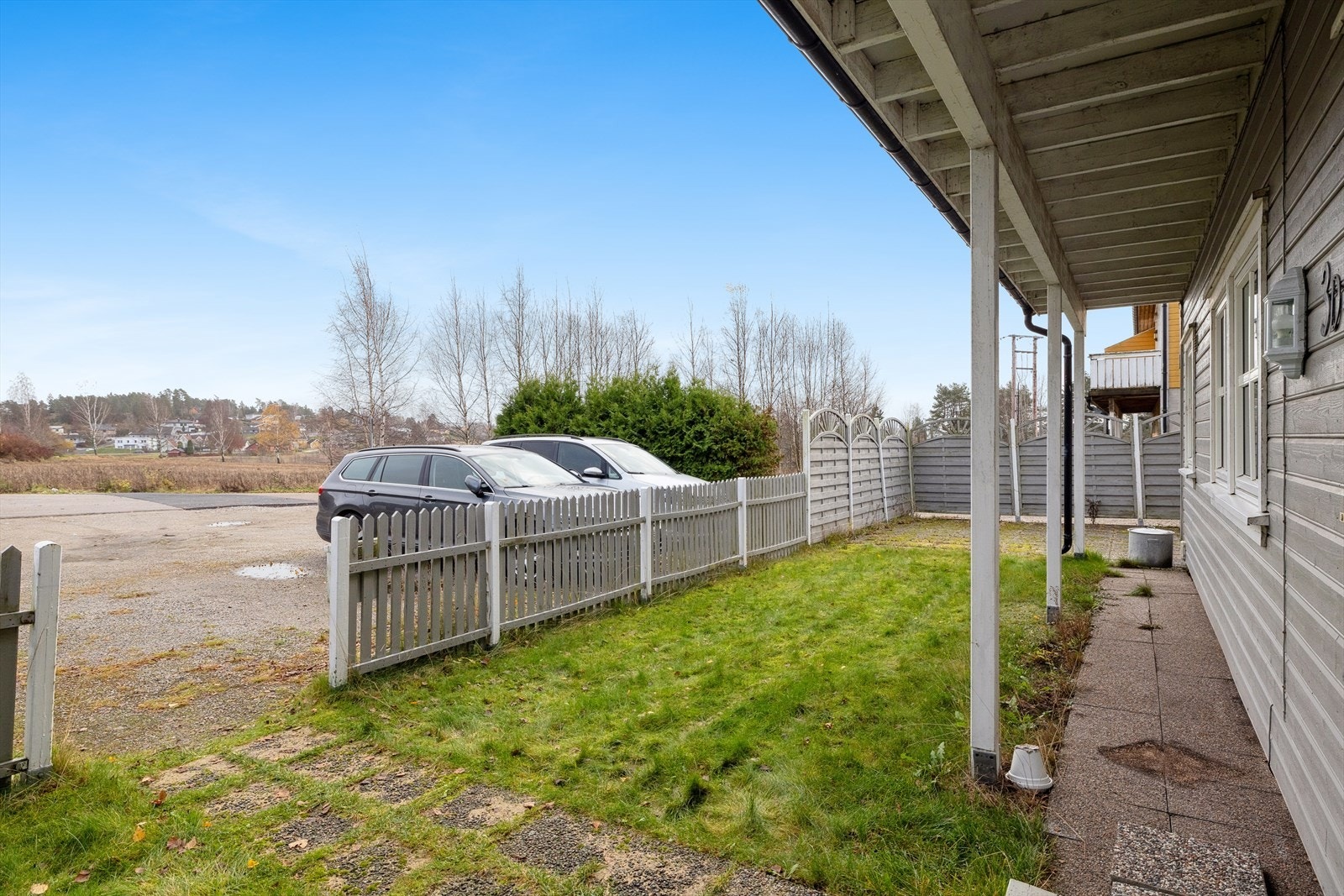 Parkering er rett utenfor inngangen til leiligheten. Galleribilde