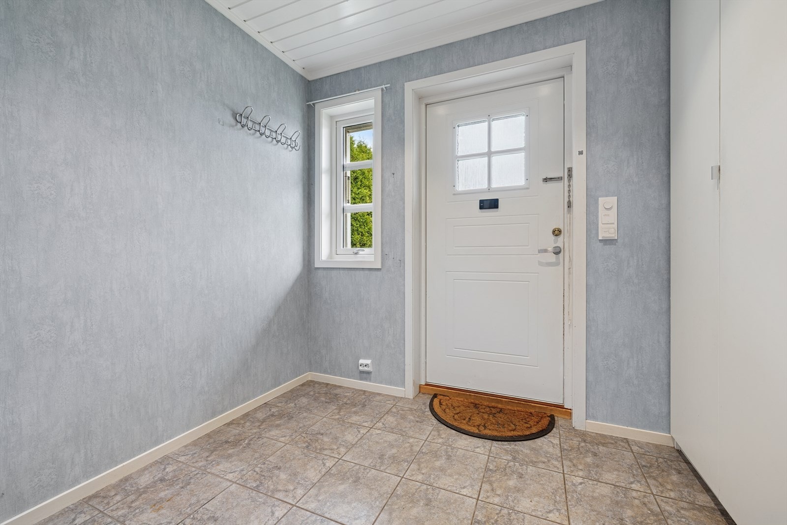 Inngangspartiet har knagger og skap for å henge fra seg diverse yttertøy. Galleribilde